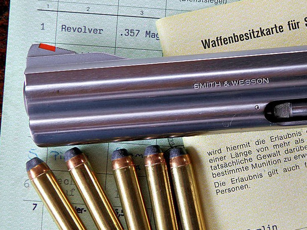 Sportschützen und Jäger benötigen eine Waffenerlaubnis.