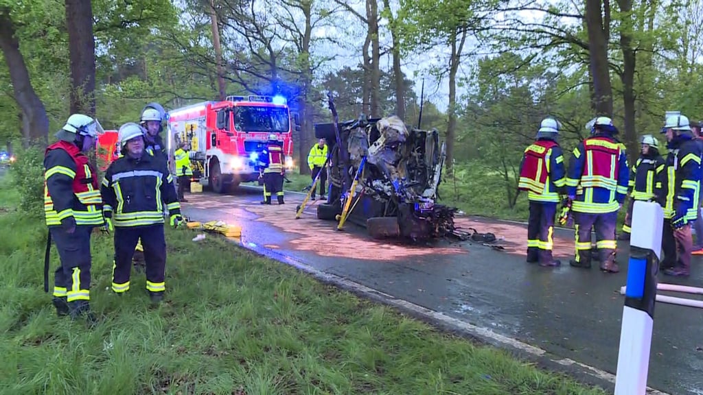 Einsatzkräfte der Feuerwehr arbeiten an einer Unfallstelle.