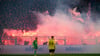 Bochumer Fans brannten während der Partie in Dortmund Bengalische Feuer ab.