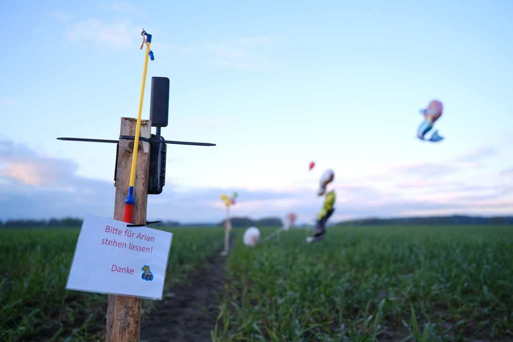 Ballons, Süßigkeiten und eine Wildkamera stehen auf einem Feld bei Bremervörde. Von dem vermissten sechs Jahre alten Jungen aus dem niedersächsischen Bremervörde fehlt noch immer jede Spur.