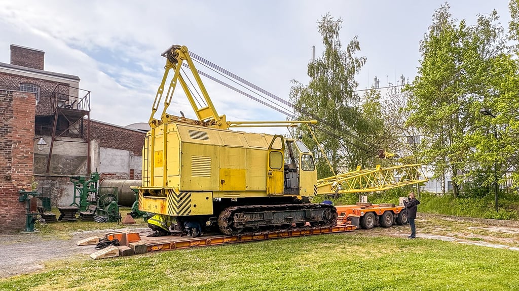 Der Raupendrehkran RDK 250 ist ab sofort neues Ausstellungsstück im Industriemuseum Herrmannschacht in Zeitz.