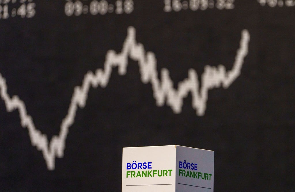 Die Kurve des deutschen Aktienindex (Dax) zeigt nach oben. Die Deutsche Börse hat im ersten Quartal 2024 deutlich mehr verdient als erwartet.