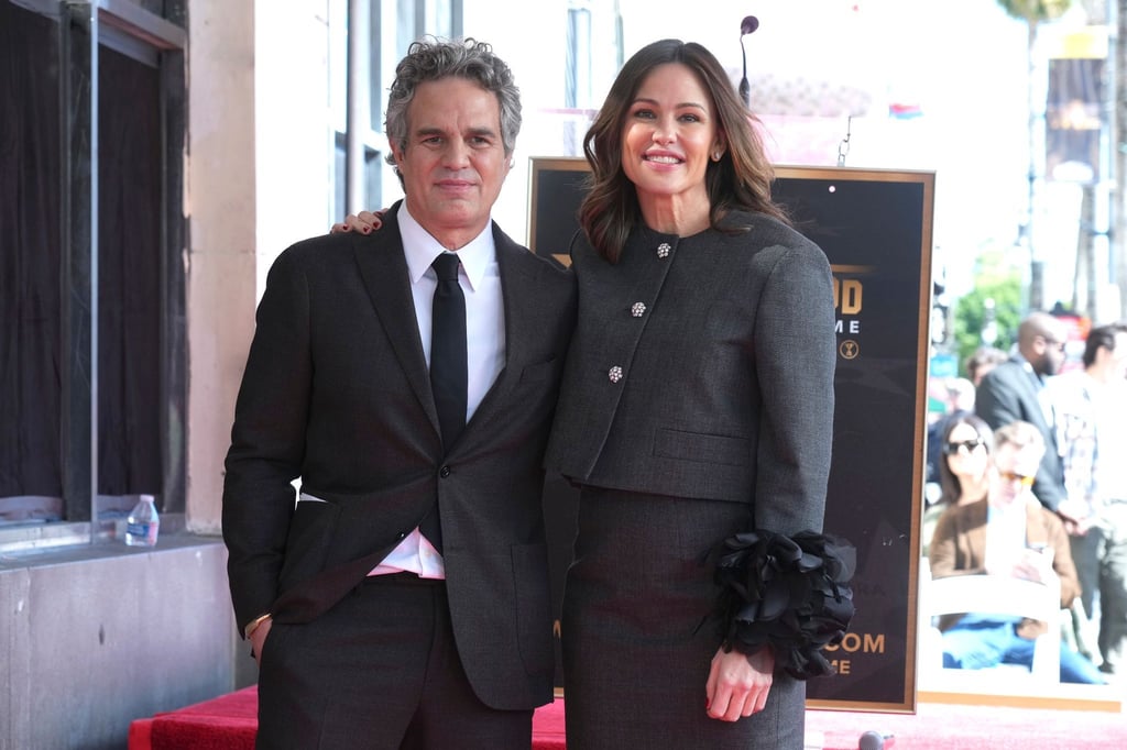 Schauspieler Mark Ruffalo und Jennifer Garner nehmen an einer Zeremonie teil, bei der Ruffalo mit einem Stern auf dem Hollywood Walk of Fame geehrt wird.