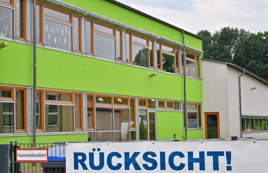 Das Wort „Rücksicht“ steht auf einem Transparent vor der Grund- und Oberschule in Burg.