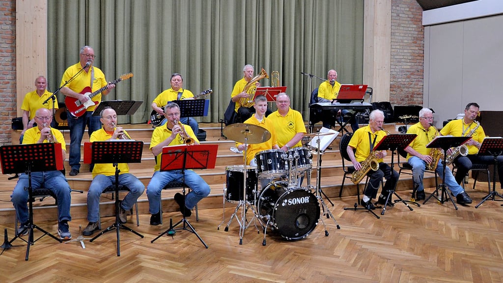 In der Altenweddinger Festhalle trafen sich die 13 Musiker der „Olsenbande“ zur Generalprobe. Schon seit 2005 treten sie gemeinsam in der gesamten Region auf.