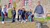 Bei den Gartenarbeiten legen sich die Zehntklässler an fünf Tagen für den Oebisfelder Heimatverein mächtig ins Zeug.