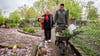 Claudia Mai (l.) und Michael Knochmuß bringen mit der Schubkarre einige der erworbenen Pflanzen in den Kräutergarten.