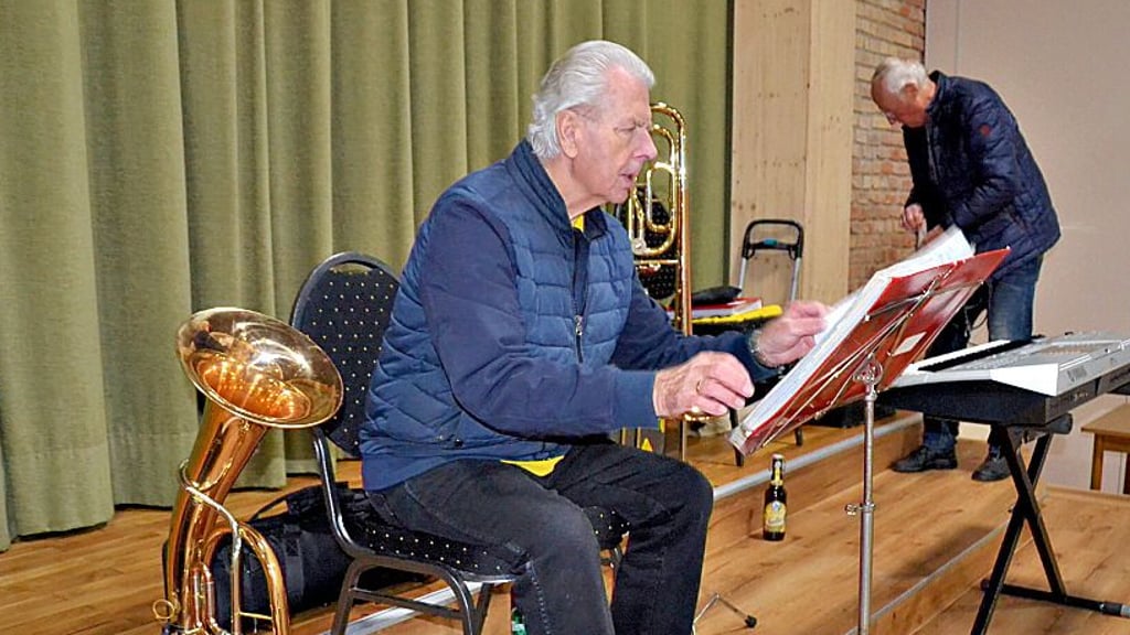 Lothar Monse schaut sich noch einmal die Noten an.