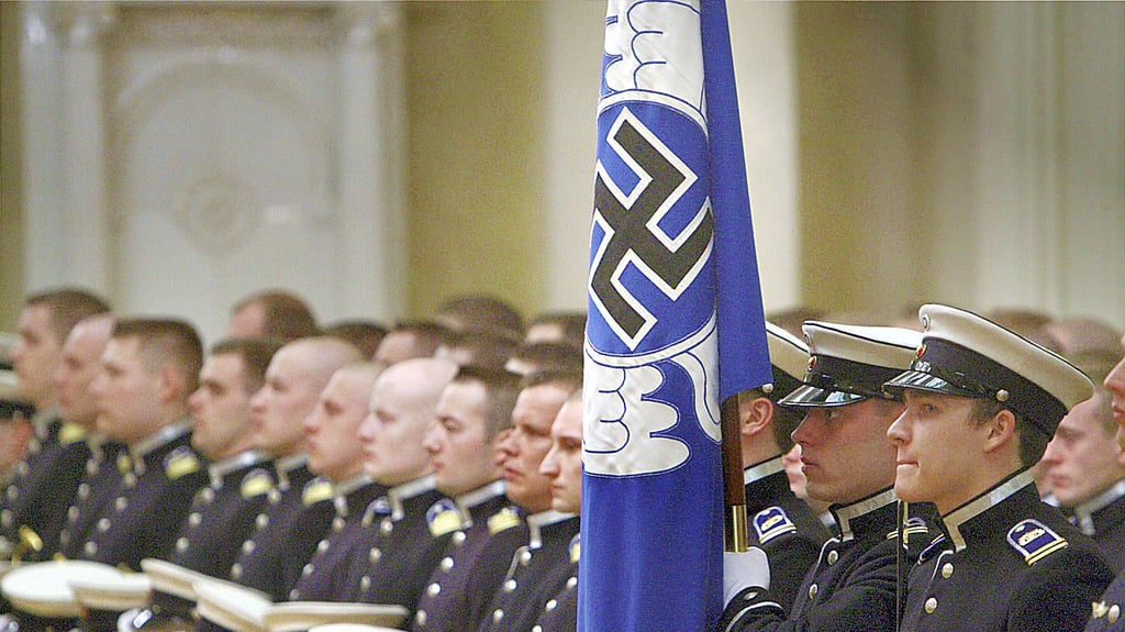 Finnische Kadetten mit Hakenkreuz-Flagge − das zweideutige Symbol, das aber keine Parallelen zu Nazi-Deutschland hat, wurde 2020 gegen einen goldenen Adler ausgetauscht.