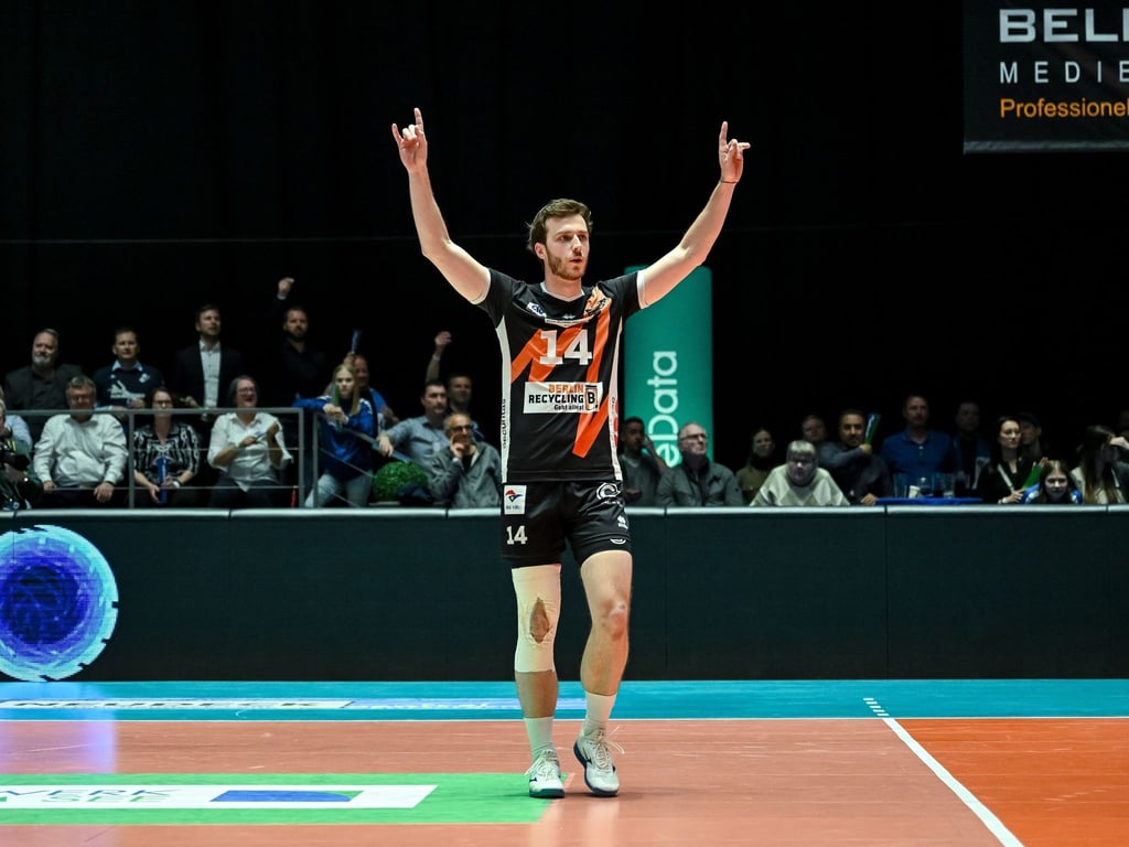 Berlins Leon Dervisaj gestikuliert während des Spiels.