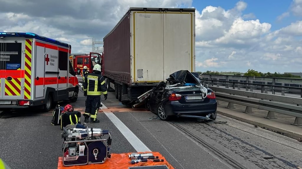 Ein schwerer Unfall hat sich am Mittwochmittag auf der A 14 ereignet.