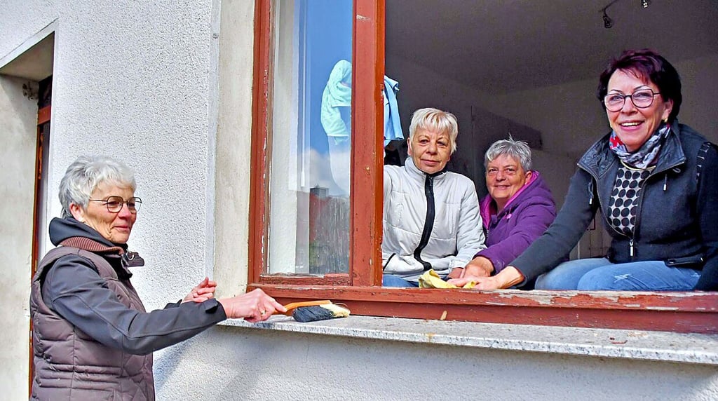 Sylvia Behrens (v.l.), Heike Schirmer, Brunhilde Kirchner und Angelika Heinemann putzen beim Arbeitseinsatz in Grauingen die Fenster des Feuerwehrhauses.