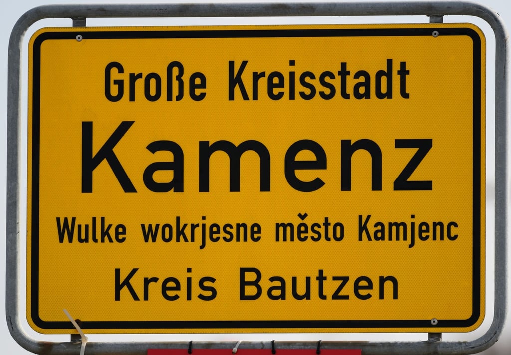 Ein Ortsschild steht am Ortseingang der Stadt im Landkreis Bautzen.