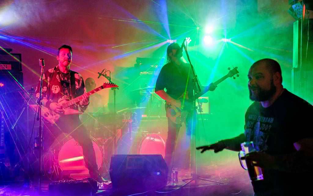 „Jack und Cöke“ die Band aus Zschornewitz heizte mit Songs von Motörhead richtig ein.