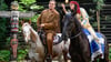 Sascha Gluth (l) als Shatterhand und Michael Berndt-Cananá als Winnetou reiten auf Pferden.