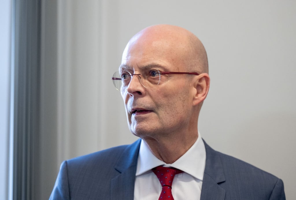 Bernd Wiegand (parteilos), derzeit suspendierter Oberbürgermeister von Halle/Saale, kommt zur Verhandlung am Landgericht in Halle/Saale.