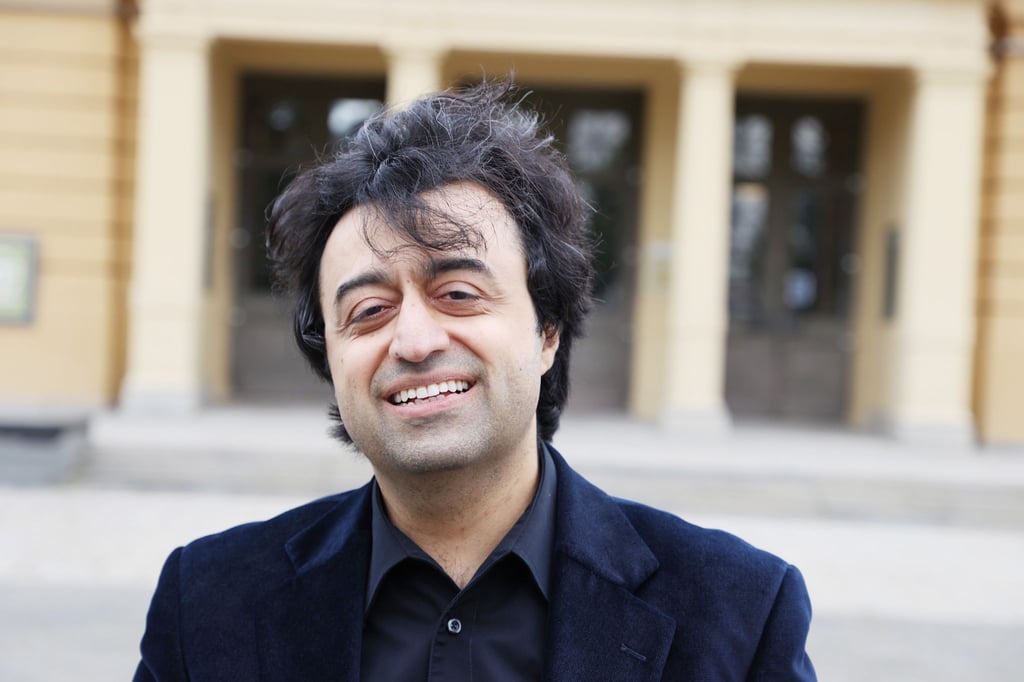 Ruben Gazarian, Generalmusikdirektor des Theaters Altenburg-Gera steht vor dem Schauspielhaus.