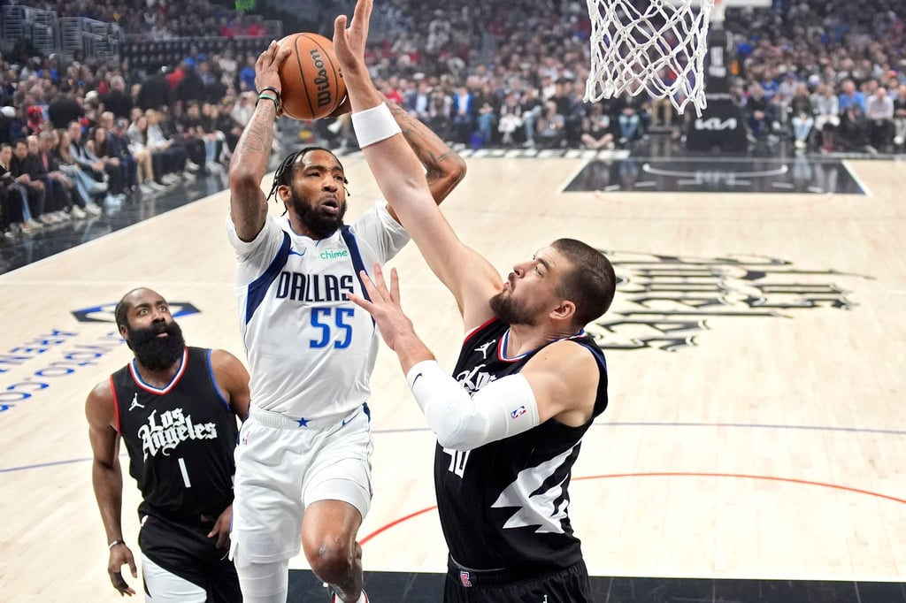 Derrick Jones Jr. von den Dallas Mavericks zieht zum Korb der Los Angeles Clippers.