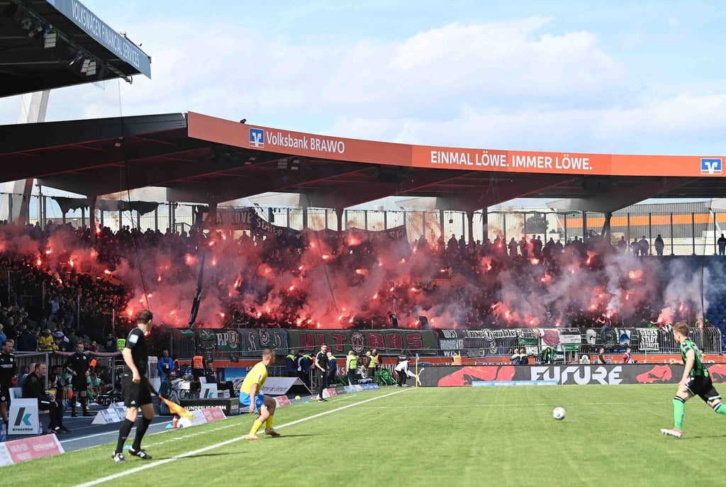 Hannovers Fans zünden Pyrotechnik auf der Tribüne.