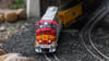 Ein Zug fährt über die Modelleisenbahnanlage in Bispingen.