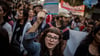 Demonstrantinnen und Demonstranten fordern finanzielle Unterstützung für staatliche Hochschulen und Universitäten in Argentinien.