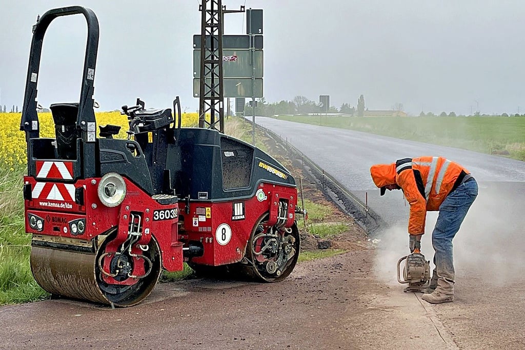 Auf der Landstraße 141 zwischen Löberitz und Zörbig kommt in dieser Woche die Asphaltdecke drauf.