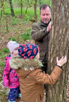 Mit dem Stethoskop von Ranger Peter Müller hörten die Kinder im Wald von Kossebau (Kreis Stendal), wie ein Baum trinkt.