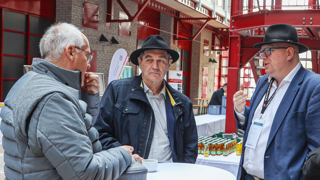In Barleben treffen sich dieser Tage Teilnehmer der Internationalen Kooperationsbörse. Medienunternehmer Andreas Richter, Zulieferer Bernd Giggel und Photovoltaik-Fachberater Niklas Nienstedt im Gespräch im IGZ in Barleben.