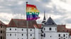 Ganz im Zeichen des Friedens wehte 2023 im Vorfeld des Elbe-Day  die Regenbogenflagge anstelle der sonst hier gezeigten Nationalflaggen am ostelbischen Denkmal für den Schwur an der Elbe.
