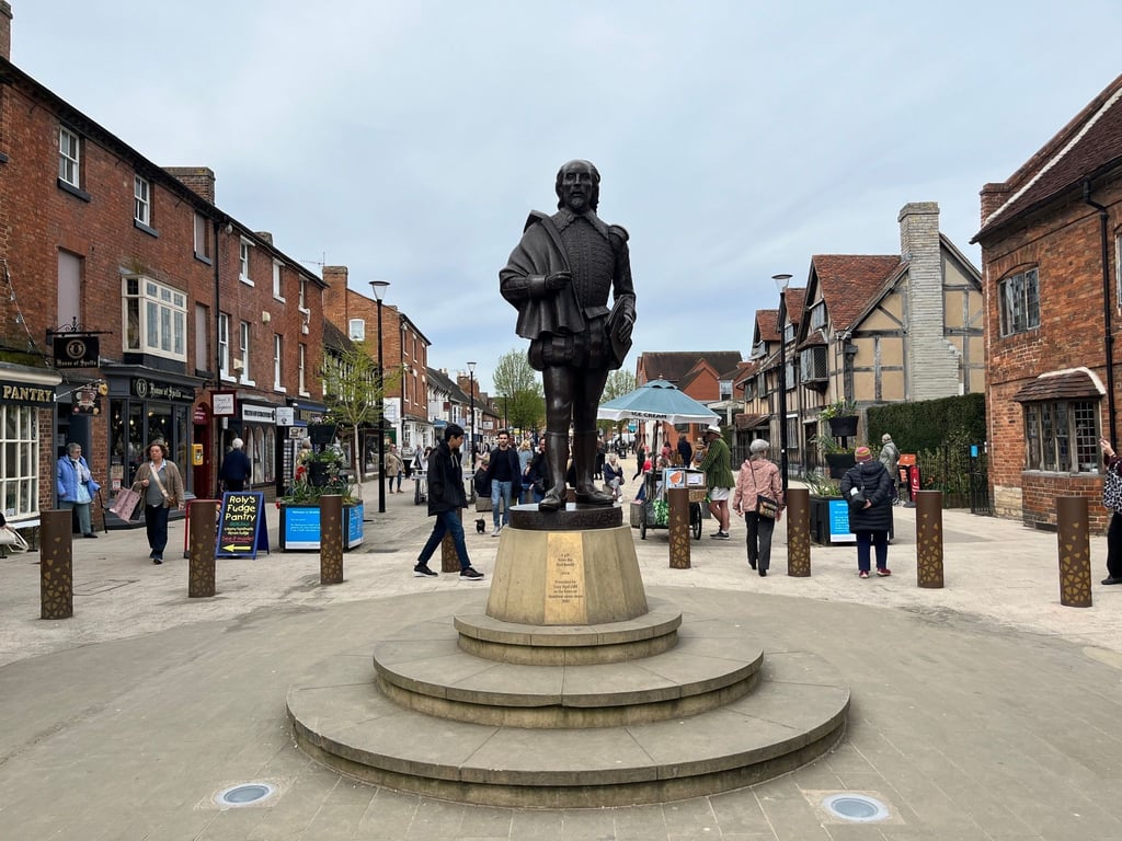 Eine Statue von William Shakespeare in der englischen Stadt Stratford-upon-Avon.