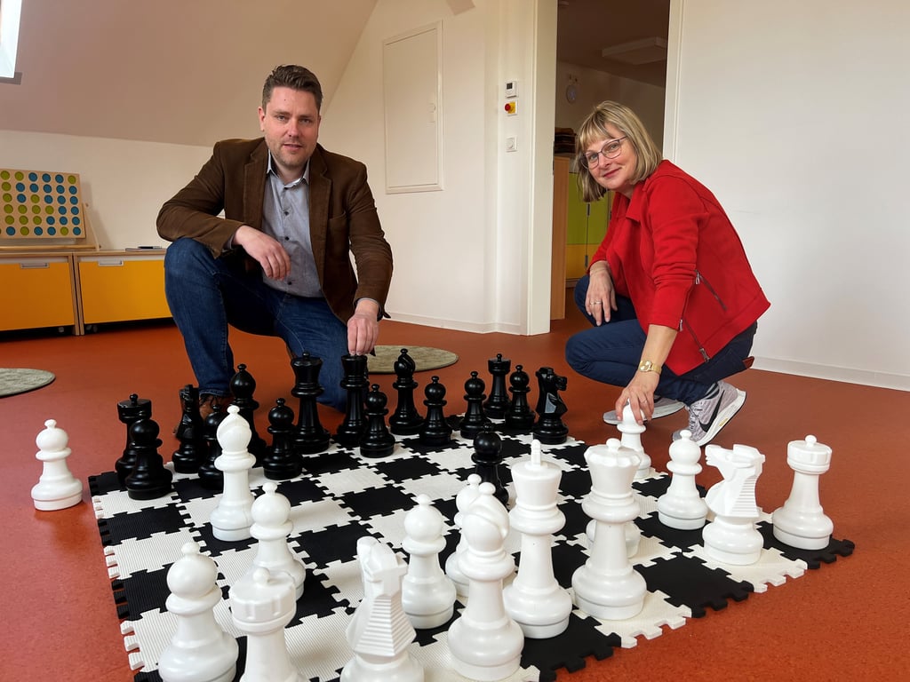 Tilo Eigendorf und Jeanette Seidel testen das große Schachbrett in einem der neuen Räume.