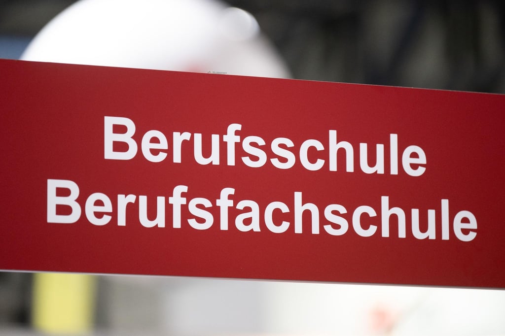 Ein Schild mit der Aufschrift „Berufsschule“ und „Berufsfachschule“ auf der Jobmesse „KarriereStart“.