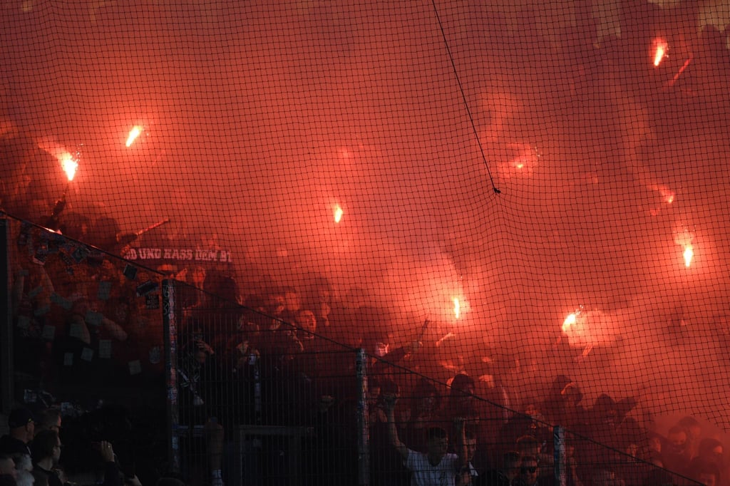 Hannovers Fans zünden Pyrotechnik im Eintracht-Stadion.