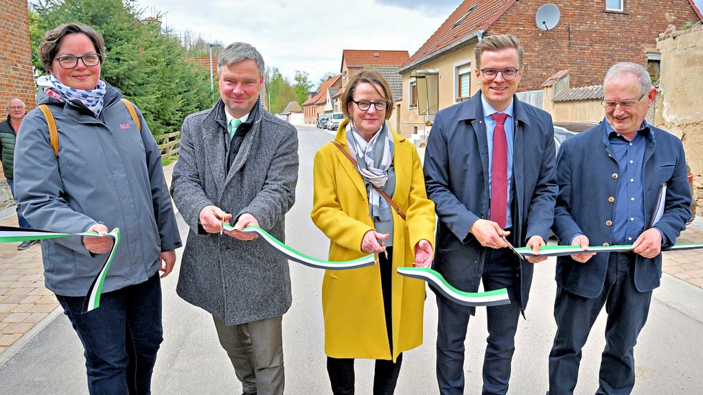 Gemeinsam mit Staatssekretär Sven Haller (2.v.re.) wurde der erste Bauabschnitt Am Schlossberg in Freckleben per Scherenschnitt freigegeben.