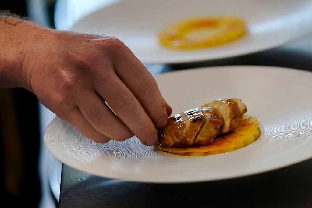 Der Chefkoch Zach Tyndall bereitet das gezüchtete Huhn von Good Meat zu.