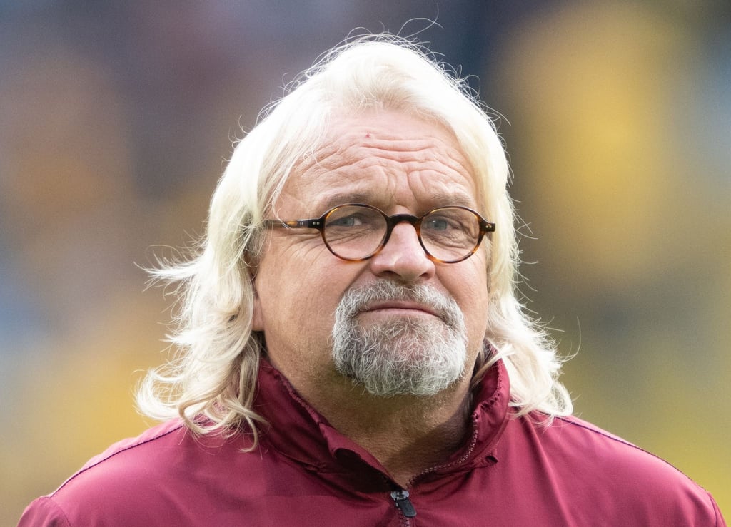 Heiko Scholz steht nach dem Spiel auf dem Feld.