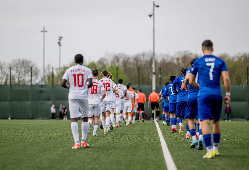 Nachwuchsspieler von RB Leipzig bei einem Spiel gegen Hertha BSC Berlin.