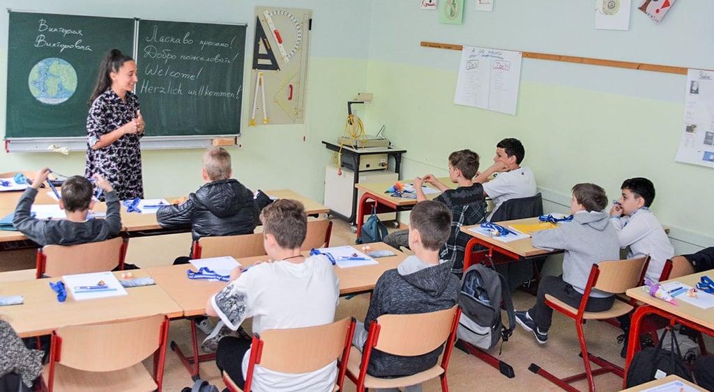 Für 15 ukrainische Schüler begann im Mai 2022 in der Sekundarschule am Schwanenteich mit einer ukrainischen Lehrerin der Unterricht.
