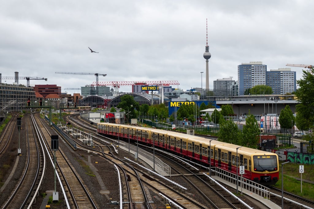 Wolken ziehen über Berlin während eine S-Bahn in Richtung Ostbahnhof fährt.