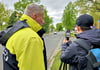 Angeleitet von einem Polizisten durften die Kinder und Jugendlichen  vor dem Revier Merseburg die Geschwindigkeit von Autos messen.