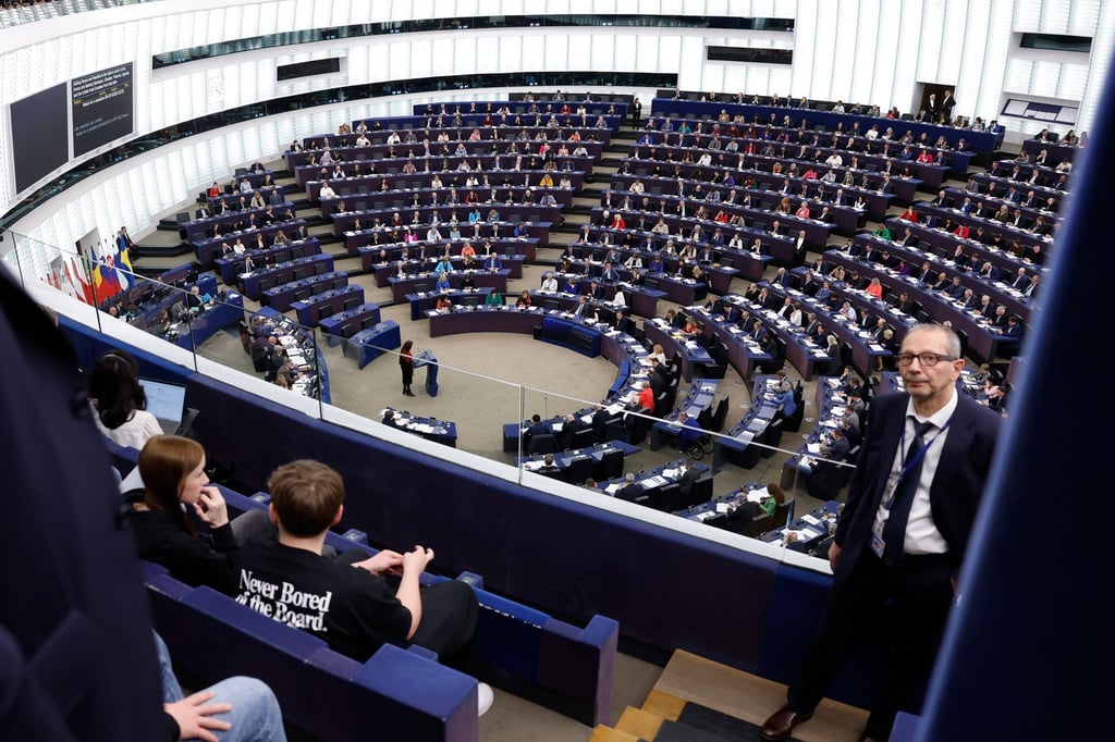 Abgeordnete nehmen an einer Sitzung im Europäischen Parlament teil.