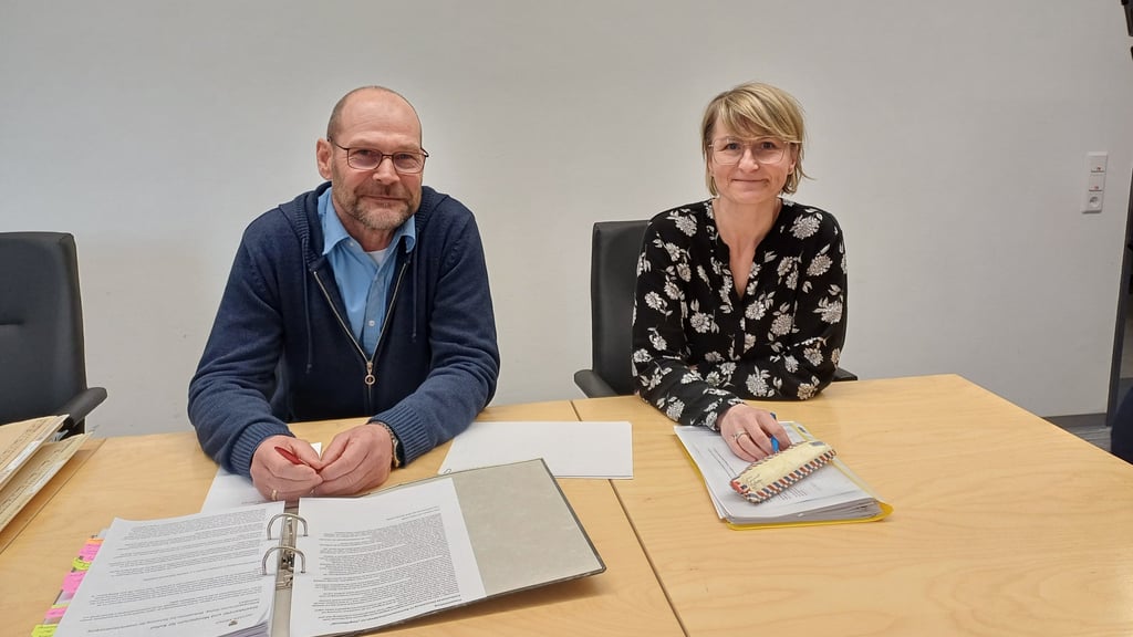 Die Lehrer Volker Thiele und Anke Prellwitz, hier beim Verhandlungstermin am Oberverwaltungsgericht Anfang März, wollen die Rechtmäßigkeit der Extra-Stunde für Lehrer im Land vom Bundesverwaltungsgericht Leipzig prüfen lassen.