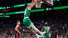 Jayson Tatum (0), Stürmer der Boston Celtics, erzielt einen Dunk gegen die Miami Heat während der ersten Hälfte von Spiel 2 der NBA-Basketball-Playoff-Erstrundenserie.