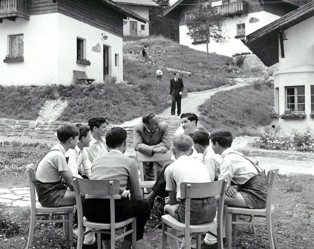 1953: Kinderdorf-Gründer Hermann Gmeiner unterhält sich mit Kindern im ersten SOS-Kinderdorf.
