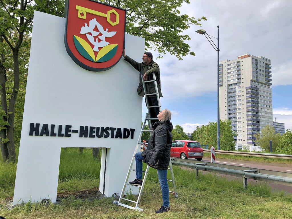 Die Wappenstele am Eingang zur Neustadt ist restauriert udn wieder bunt.