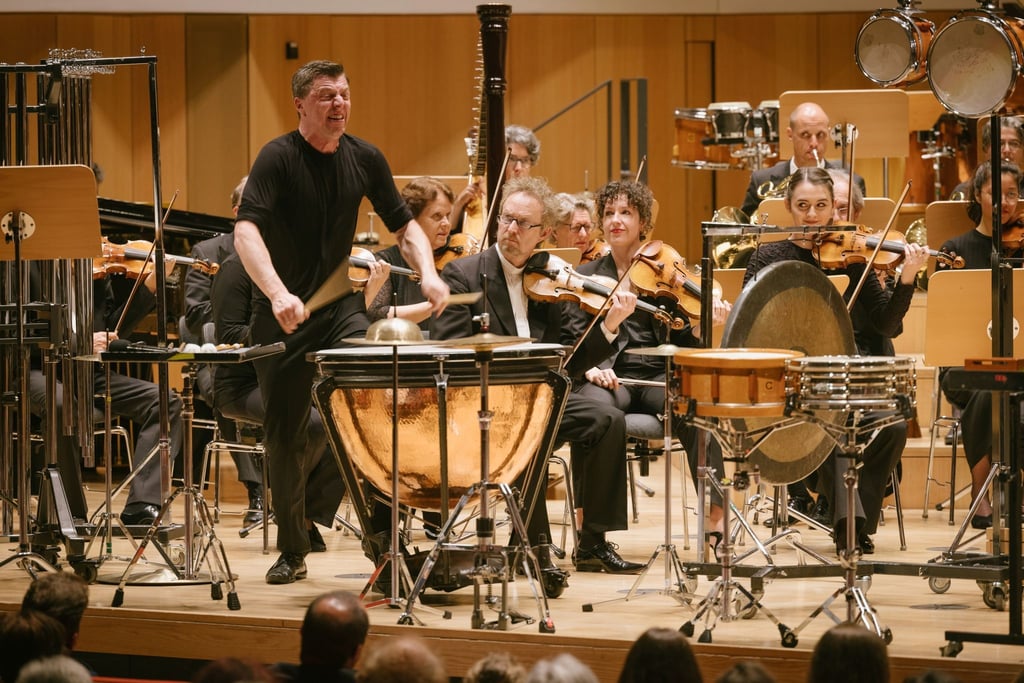 Percussionist Martin Grubinger und Ensemble auf der Bühne.
