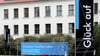 "Glück auf" steht auf einem Schild der Technischen Universität Bergakademie Freiberg am vor dem Karl-Kegel-Bau in Freiberg (Sachsen).