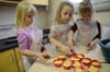 Ob Muffins oder Pizza – in der Krümelkiste können die Kinder in Kleingruppen regelmäßig kochen und backen. Auch das Abwaschen und Abtrocknen muss erledigt werden. 