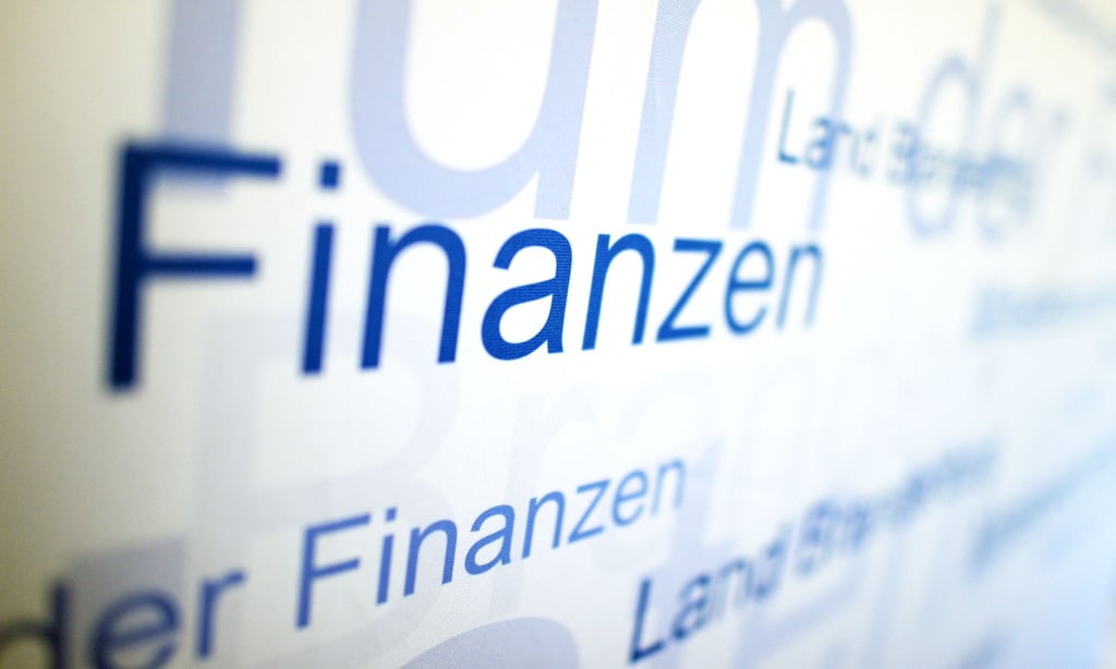 Das Wort "Finanzen" ist im Finanzministerium in Potsdam zu lesen.