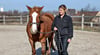 Reitlehrerin  Sigrun Fröhlich-Gaubitz mit Pferd Struppi nach dessen Augen-OP Anfang März. Damals schien es, als sei der Krebs besiegt.  